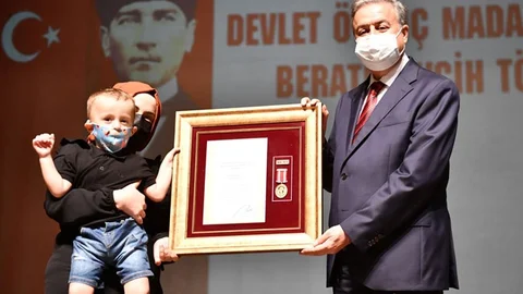 Şehit Aileleri ve Gazilere Devlet Övünç Madalyası ve Beratları Tevdi Edildi