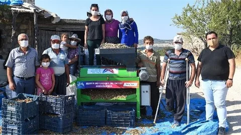 Gülnar’da 4 Mahalleye 2 Badem Soyma Makinesi