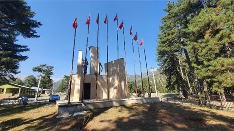 Karboğazı’nda Sökülen Bayraklar Büyükşehir Ekipleri Tarafından Asıldı