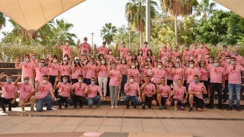 Erkekler Pembe Tişört Giyip, Pedal Çevirdi