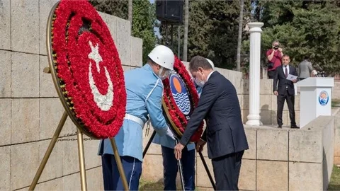 Başkan Seçer, Cumhuriyet Bayramı Kutlamaları Kapsamında Atatürk Anıtı’na Çelenk Bıraktı