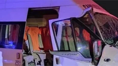 Yolcu Minibüsü Traktöre Çarptı