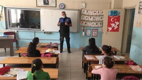 Mersin Polisinden Maske, Mesafe ve Hijyen Bilgilendirmesi