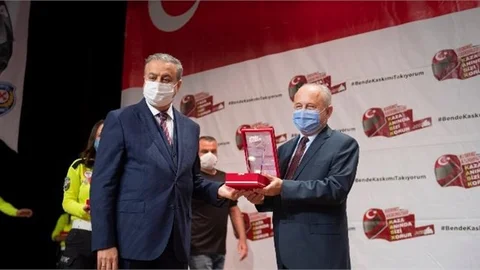 Seçer’e Kampanyaya Destekleri Nedeniyle Plaket