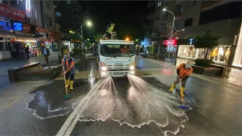 Caddeler Yıkanıyor, Kaldırımlar Fırçalanıyor