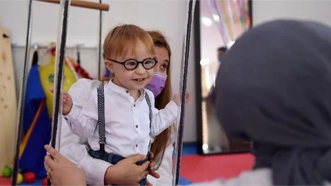 Engelsiz Yaşam Merkezi’nin Gözdesi Memo Artık Çiftetelli Bile Oynuyor