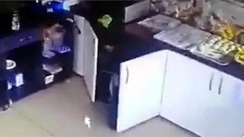 Pastanede İlginç Olay! Korkudan Dolaba Saklandılar