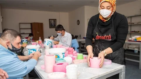 Anne Çoşkun: "Hiç Dikiş Bilmezken Şu An Makine Başındayım"