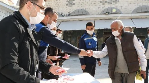 Mersin Büyükşehir Ekipleri, Cuma Namazı Çıkışı Maske Dağıttı