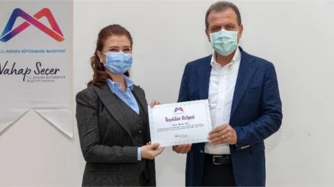 Seçer, Gönüllülere Teşekkür Belgelerini Sundu