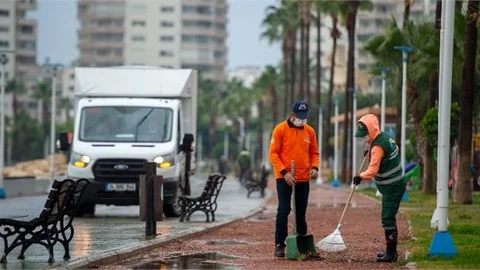 Büyükşehir Ekipleri Yaşanan Yoğun Yağışın İzlerini Siliyor