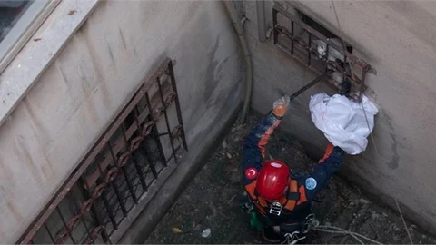 Yaramaz Kediyi Bir Haftadır Mahsur Kaldığı Yerden İtfaiye Ekipleri Kurtardı