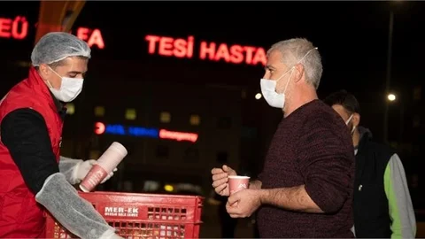 Hastane Önlerinde Bu Kış da "1 Ekmek 1 Çorba" Başladı