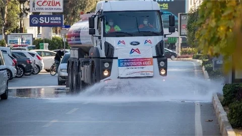 Mobil Ekipler ve Arazözler Her Yeri Dezenfekte Ediyor