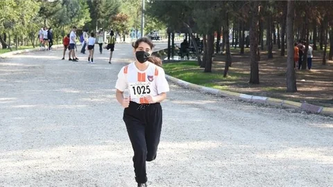 Toroslar'da Sporcular, Kurtuluş Coşkusuyla Koştu