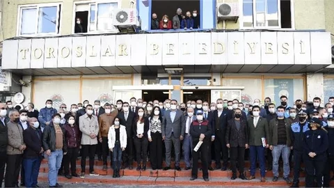 Mersin Toroslar'da Koronavirüsü Atlatıp Tekrar Görevine Dönen Belediye Başkanını Böyle Karşıladılar