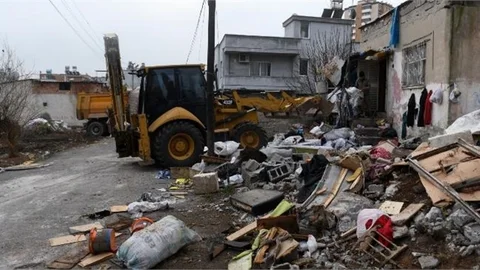 Bir Evden 5 Kamyon Çöp Çıkarıldı