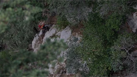 Ekipler, 150 Metrelik Uçurumdan Bir Can Kurtardı