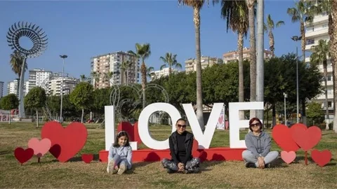Mersin, Sevgi ve İyileşme Yılında 14 Şubat İçin Süsleniyor