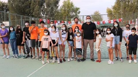 Kısa Süre Önce Tenisle Tanıştılar, Turnuvada Birincilik ve İkincilik Aldılar