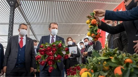 Davultepe’deki Arazi Sahipleri Başkan Seçer’i Güllerle Karşıladı