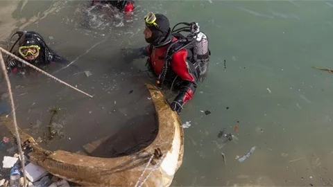 Denizin Dibinde Bisiklet de Var Balıkçı Teknesi De