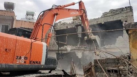 Metruk Yapılar Kontrollü Şekilde Yıkılıyor