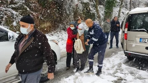 Karda Mahsur Kalan Yaşlı Çiftin İmdadına Yetiştiler