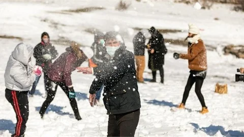 Özel Gereksinimli Çocuklara Kar Sürprizi