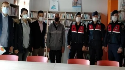 Mersin'de Jandarmadan Kitap Bağışı