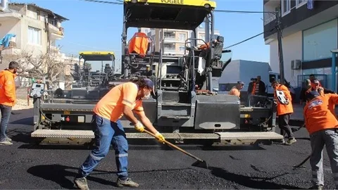 Büyükşehir, Mezitli’de 3 Caddede Sıcak Asfalt Çalışması Yaptı