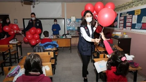 Okula Yeni Başlayan Miniklere Balon