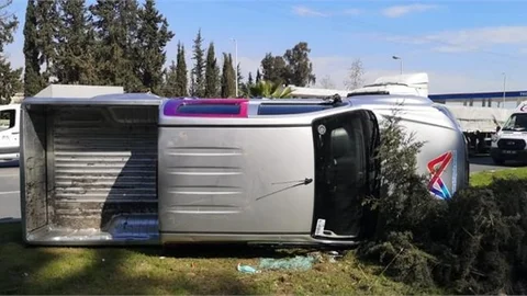 Belediye Aracı Kaza Yaptı; 3 Personel Yaralı