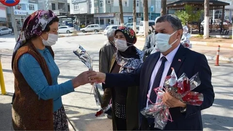 Başkan Ünüvar, 8 Mart Dünya Kadınlar Günü’nü Çiçek Hediye Ederek Kutladı