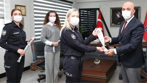 Mehmet Şahne'den Kadın Personellerine Çiçek Takdimi