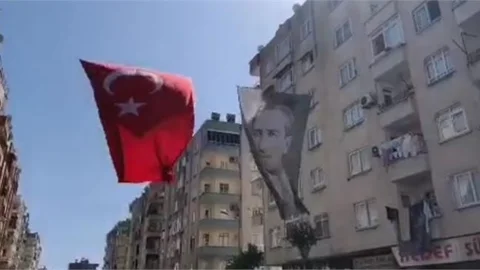 Ses Sistemi Kurup İstiklal Marşımızı Çaldı, Tüm Mahalle Eşlik Etti