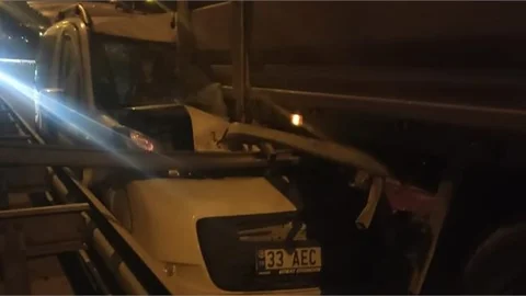 Lastiği Patlayan Kamyona Çarptı, Sürücü Araç İçerisinde Sıkıştı