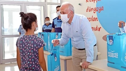 Akdeniz Belediyesi’nin Öğrencilere Desteği Artarak Sürüyor