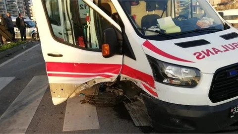 Hasta Götüren Ambulans İle Otomobil Çarpıştı; Yaralılar Var