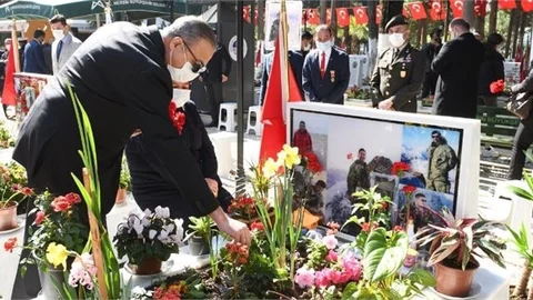 Vali Su, Mersin Şehitliğini Ziyaret Etti