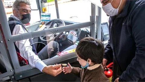 Mersin Büyükşehir’in Otobüs Şoförü Onursal Oksal’ın Davranışları Yolcularını Şaşırtıyor