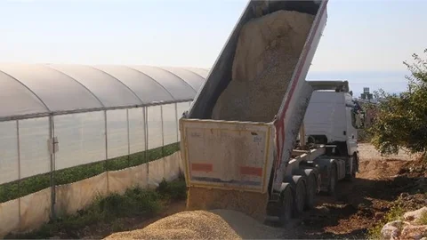 Erdemli Belediyesi Üreticinin Önündeki Engelleri Kaldırıyor