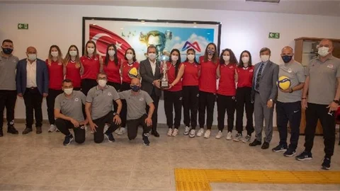 1. Lig’e Yükselen Kadın Voleybolcular Aldıkları Kupayı Başkan Seçer’e Hediye Etti