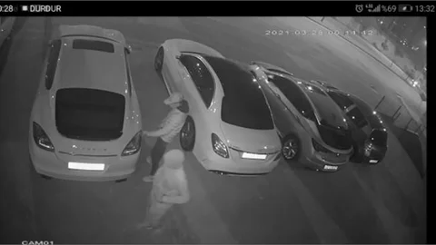 50 Bin Liralık Farları Çalan Hırsızları Güvenlik Kamerası Ele Verdi