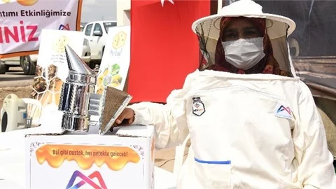 708 Arı Yetiştiricisine Ekipman Desteği
