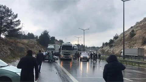 5 Otomobil ve 1 Tır’ın Karıştığı Kaza Meydana Geldi