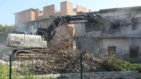Halkın Güvenliği İçin Metruk Binalar Yıkılıyor
