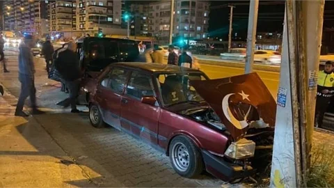 Önce Otobüse Ardından Park Halindeki Araca Çarptı