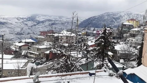 Kent Nisan Ayında Kar ve Dolu İle Beyaza Büründü