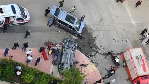 İki Araç Birbirine Girdi Ortalık Savaş Alanına Döndü